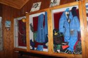 28. U domu se čuva  odijelo planinara poginulog  na Mount Everestu 1989.g.(penjao se  sa Stipom Božićem)